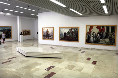 Inaugurazione di una mostra d'arte contemporanea in un contesto storico