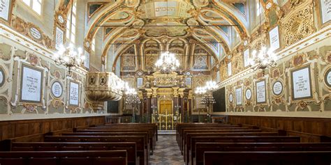 sinagoga antica ebraica, foto in primo piano di un muro con decorazioni