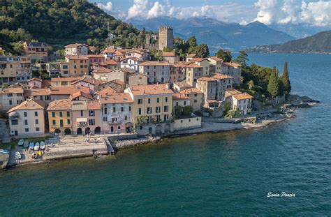 Veduta aerea del borgo di Santa Maria Rezzonico con il lago e le montagne