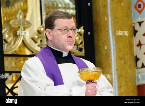 Foto di un sacerdote cattolico durante la Messa