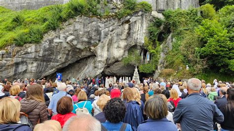 Pellegrini e ammalati a Lourdes