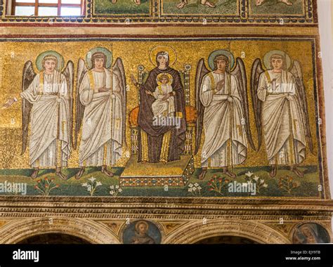 Mosaico teodoticiano di Sant'Apollinare Nuovo con la Vergine
