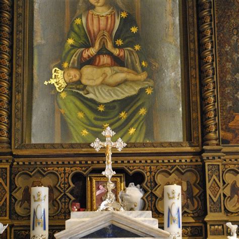Interno del Santuario di Maria SS. ad Rupes scavato nel tufo