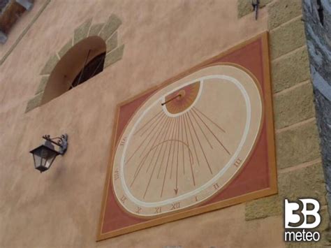 Meridiana storica sulla facciata della chiesa parrocchiale di Marmora
