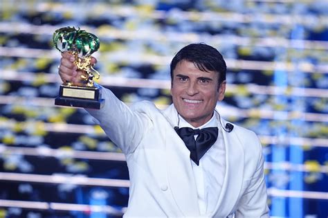 Sal Da Vinci festeggia la vittoria al Festival di Sanremo 2026