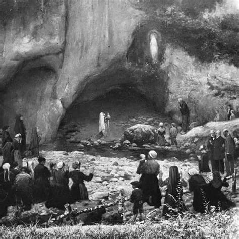 illustrazione di Santa Bernadette in preghiera davanti alla Vergine Maria nella grotta di Massabielle