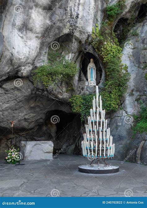 foto ravvicinata della statua della Madonna di Lourdes nella grotta di Massabielle