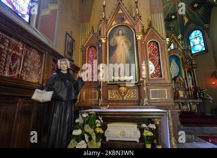 Immagine delle reliquie di Santa Faustina Kowalska esposte in una cappella