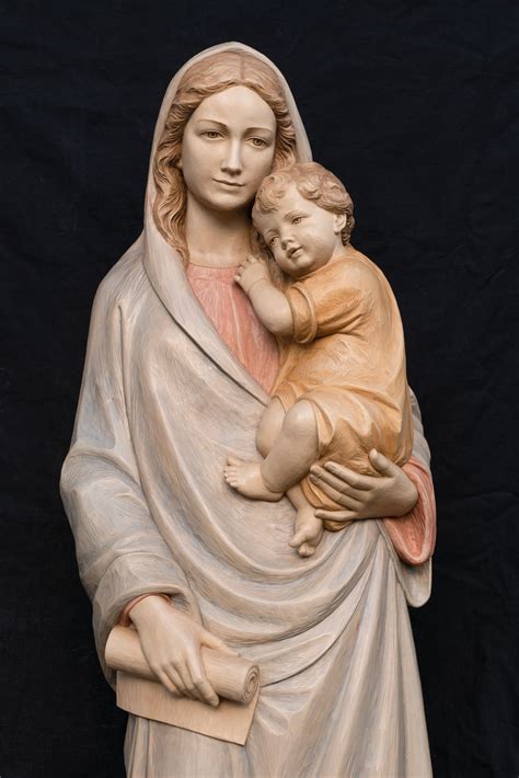 Dettaglio della Maria Orante con Gesù Bambino racchiuso in un medaglione sul petto