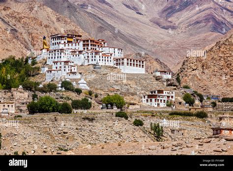 Monastero buddista in Tibet con montagne sullo sfondo