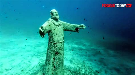 Statua di Padre Pio sommersa nel mare con pesci e posidonia