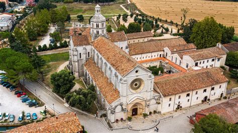Panorama dei dintorni dell'Abbazia di Fossanova con vegetazione circostante