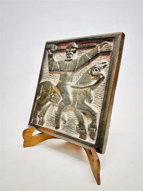 Crocifisso in ceramica a rilievo su piastra con dettagli artistici