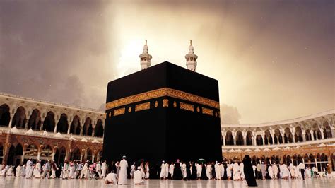 Pellegrini vestiti in ihrām che circumambulano la Ka'ba