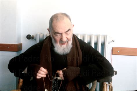 Immagine di Padre Pio in preghiera con il rosario