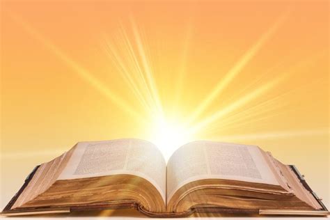 Libro del Vangelo aperto su un altare, con una luce soffusa che lo illumina