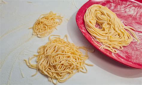 Illustrazione di un piatto di pasta fresca e una pizza croccante