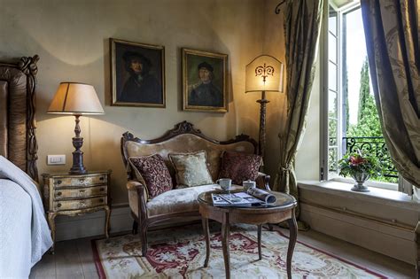 Interno di una suite di Borgo Santo Pietro con decori d'epoca e piscina privata.