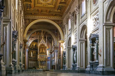 Interno della navata di San Giovanni in Laterano con le statue degli Apostoli