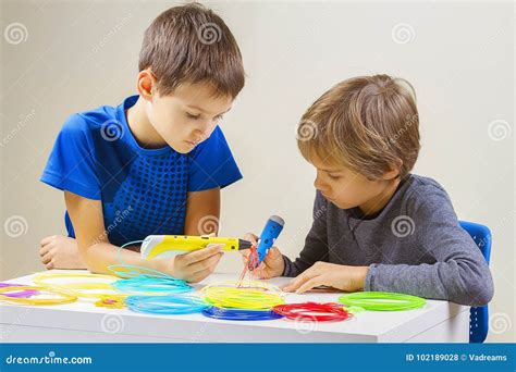 Bambini che creano oggetti artigianali a tema religioso