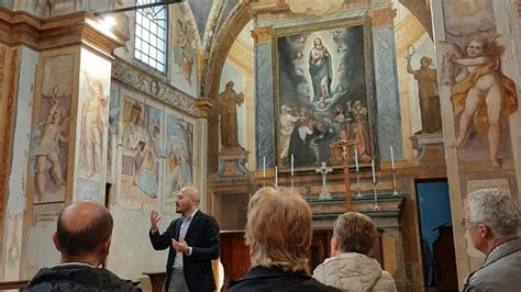 Interno della chiesetta di Sant'Anna a Taranto con affreschi e altari barocchi