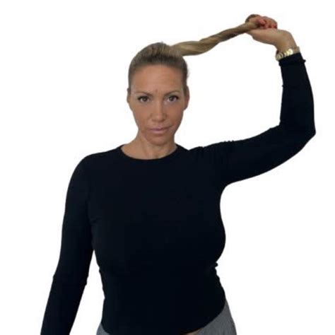 Illustrazione di un angelo che protegge una persona da ombre minacciose.