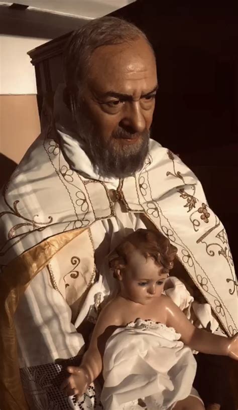Padre Pio tiene in braccio Gesù Bambino, rappresentazione artistica