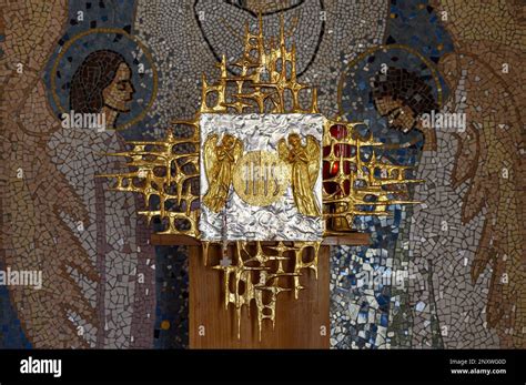 Rappresentazione di un tipico tabernacolo fiorentino con affresco e cornice decorata