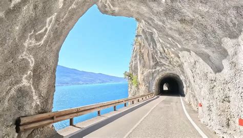 Vista panoramica di una strada fiorentina con diversi tabernacoli visibili