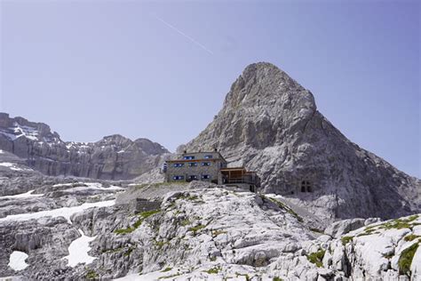 foto panoramica del Rifugio XII Apostoli con le cime circostanti