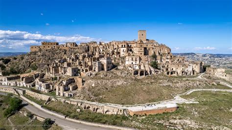 Vista panoramica del borgo abbandonato di Cassinelle con vegetazione che avvolge le rovine