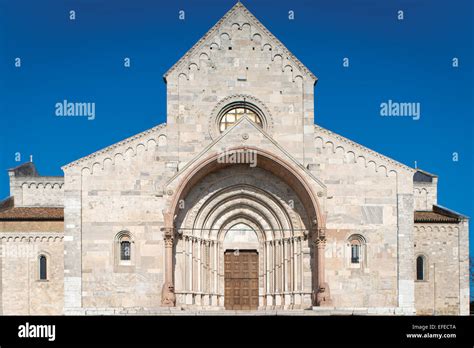 Facciata romanica dell'abbazia di San Giovanni con campanile e resti di impalcature interne