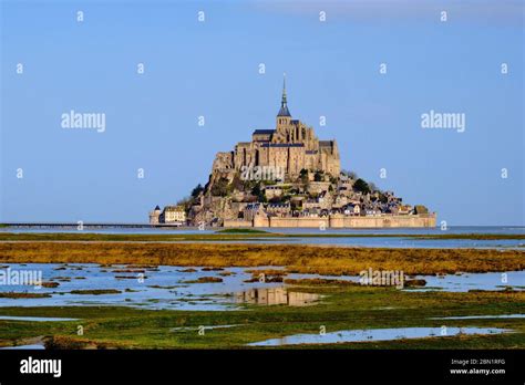 Veduta panoramica di Mont Saint-Michel con l'abbazia in cima e la baia circostante