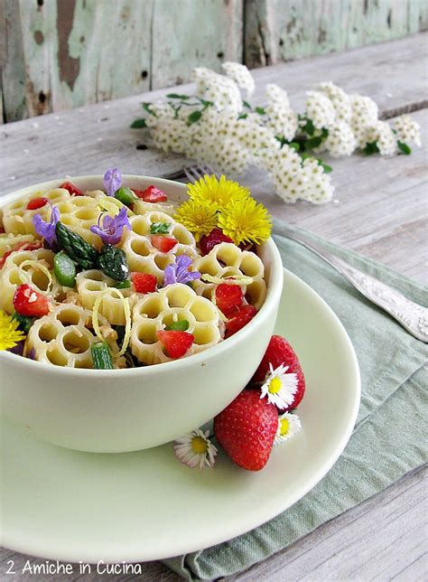 Piatto di Agretto Chic con fiori commestibili su sfondo artistico