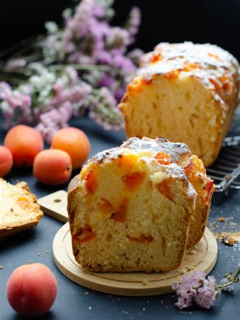 Plumcake appena sfornato con albicocche e datteri
