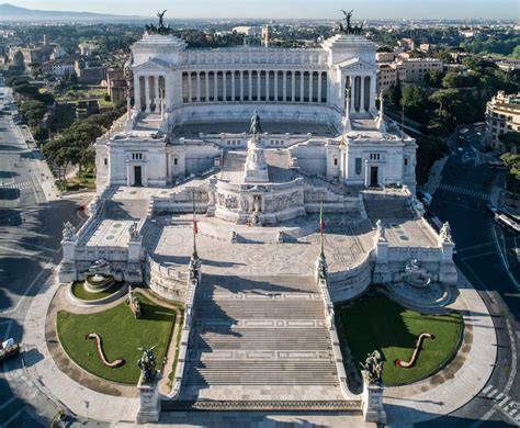 Foto d'epoca del Vittoriano chiuso e in stato di degrado