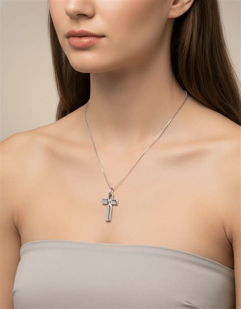 Collana con croce in oro, evidenziando la lucentezza e la forma del gioiello