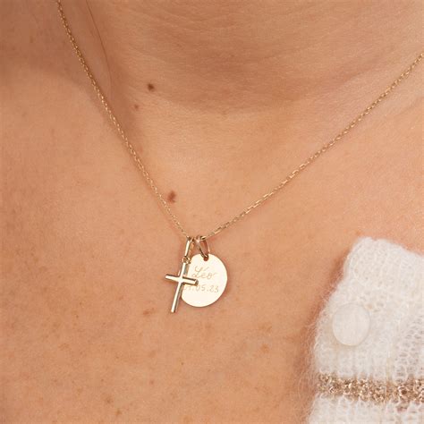 Immagine di una croce in oro con incisione personalizzata o piccole pietre preziose