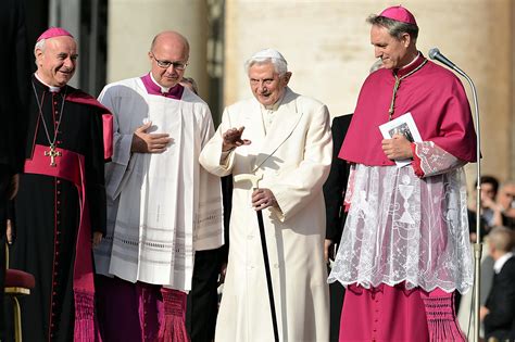 Papa Benedetto XVI durante un incontro con le vittime di abusi o una cerimonia