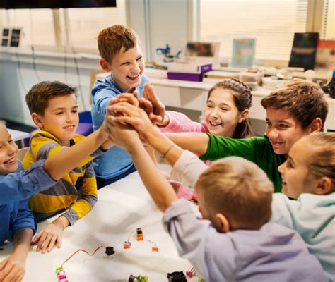 Illustrazione di bambini che collaborano in un'attività scolastica sul tema della carità