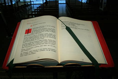 immagine di un lezionario aperto con passi biblici