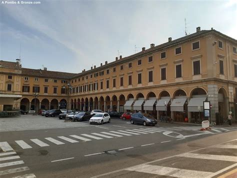 Foto della piazza Repubblica a Garlasco durante una celebrazione all'aperto per l'ingresso del nuovo parroco