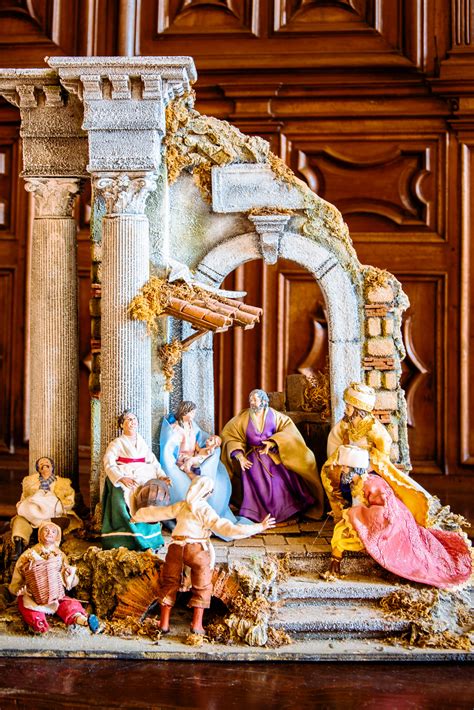 Immagine del presepe natalizio di Don Mauro Bertoglio a Garlasco, con elementi della tradizione locale