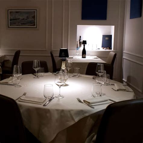 Interno del ristorante Chalet Amici del Mare con tavoli apparecchiati