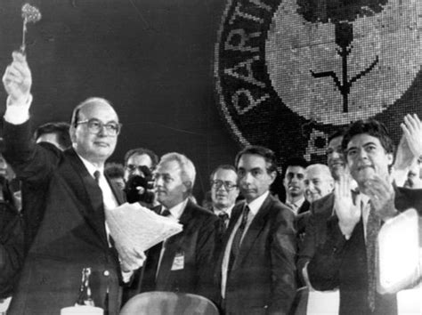 Bettino Craxi scherza con Claudio Martelli al congresso dei Socialisti internazionali ad Atene, 1982