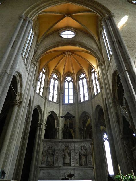 Foto interna della Chiesa di San Lorenzo Maggiore, focalizzata sulla pala d'altare