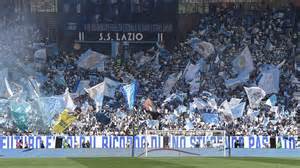 Foto della facciata del nuovo negozio degli Ultras Lazio in Via Coriolano