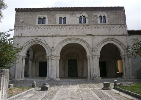 Veduta generale dell'Abbazia di San Clemente a Casauria, immersa nel paesaggio abruzzese