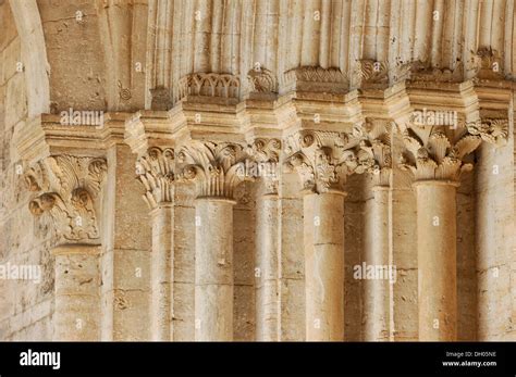 Dettaglio del portico e della facciata dell'abbazia con i capitelli istoriati