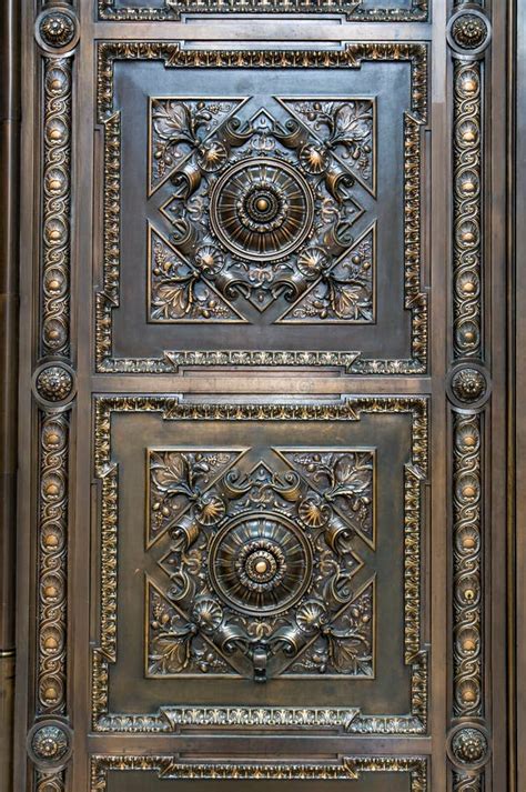 Primo piano del portale bronzeo con dettagli delle formelle e della lunetta